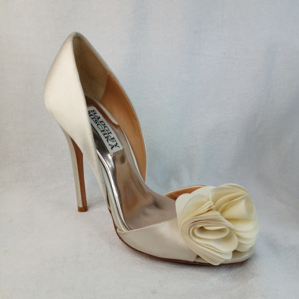 Badgley Mischka Cream Heels with Floral Detail Size 5.5 M